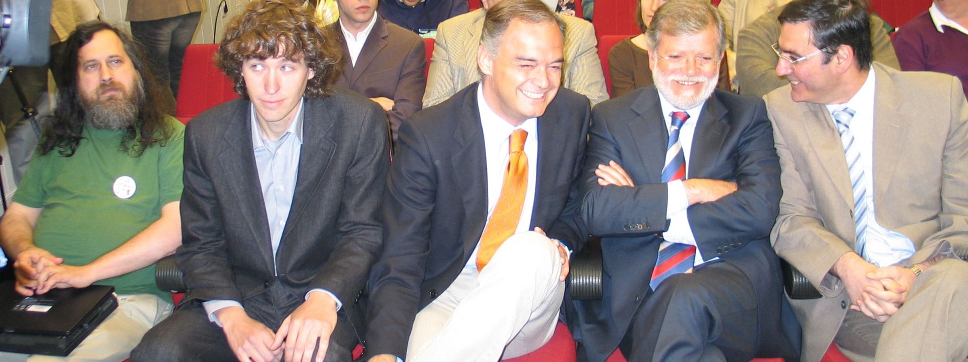 "Richard Stallman, Pablo Machón, Esteban González Pons (PP), Juan Carlos Rodriguez Ibarra (PSOE) y Carles Bonet (ERC)"